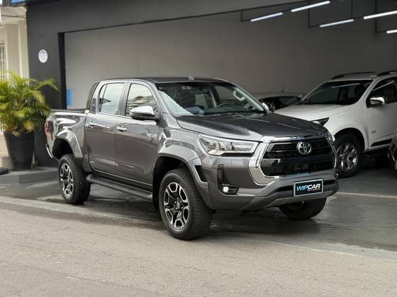 TOYOTA HILUX 2.8 D-4D TURBO DIESEL CD SRX PLUS 4X4 AUTOMÁTICO TOYOTA HILUX 2.8 D-4D TURBO DIESEL CD SRX PLUS 4X4 AUTOMÁTICO